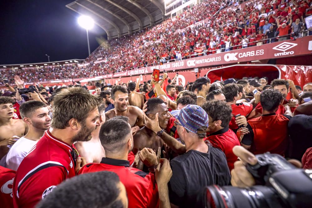 Los aficionados del Mallorca invaden el campo tras el pitido final