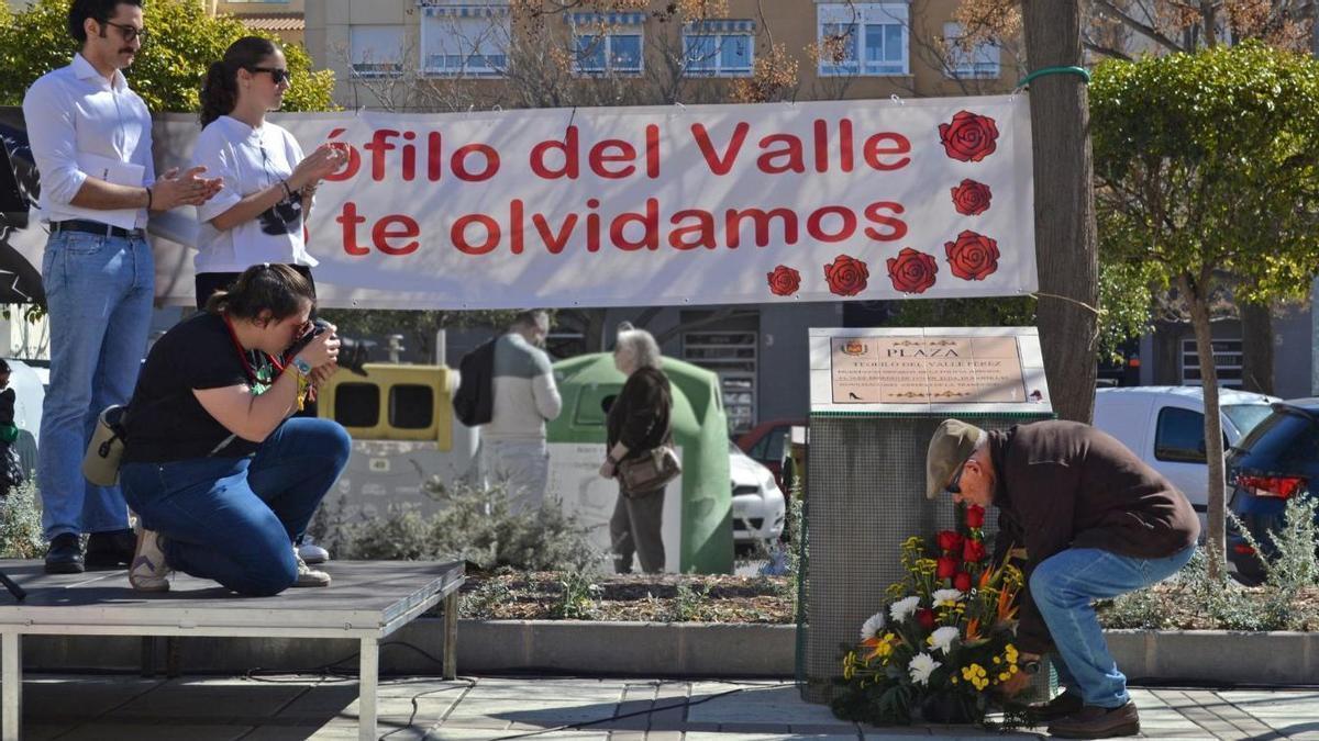 José Antonio deposita flores al pie del monolito dedicado a su hermano en la plaza de Elda que lleva su hombre, durante el homenaje del pasado 22 de febrero.