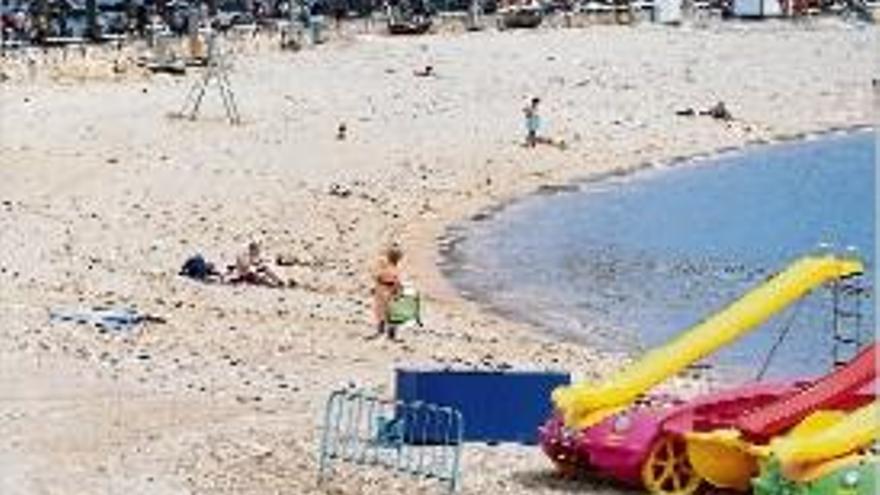 La platja de Sant Feliu de Guíxols en temporada baixa.