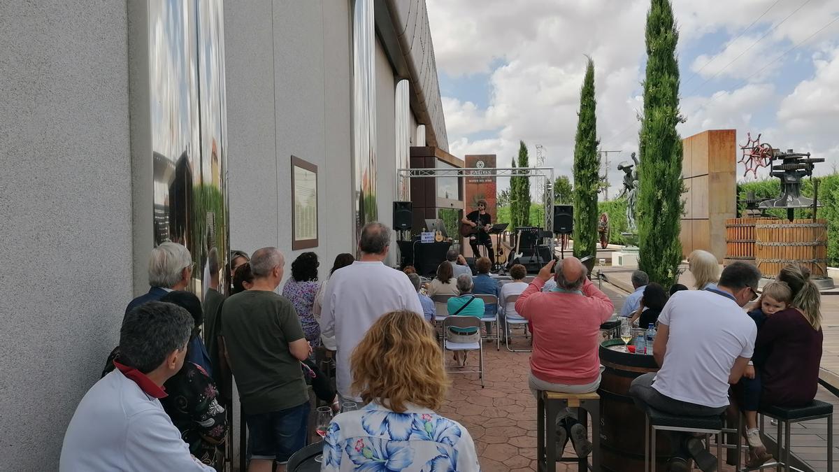 El público disfruta de un concierto en la terraza del Museo del Vino en Morales de Toro