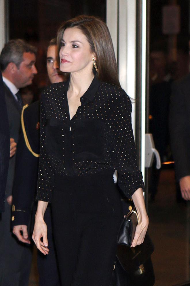 Detalle de Letizia Ortiz con look todo en negro de Uterqüe
