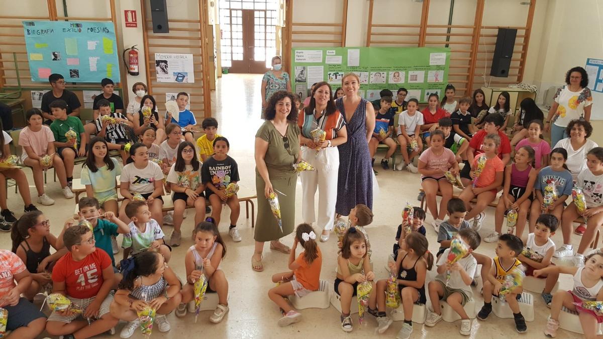 Un momento de la entrega de premios a los niños de Valenzuela.