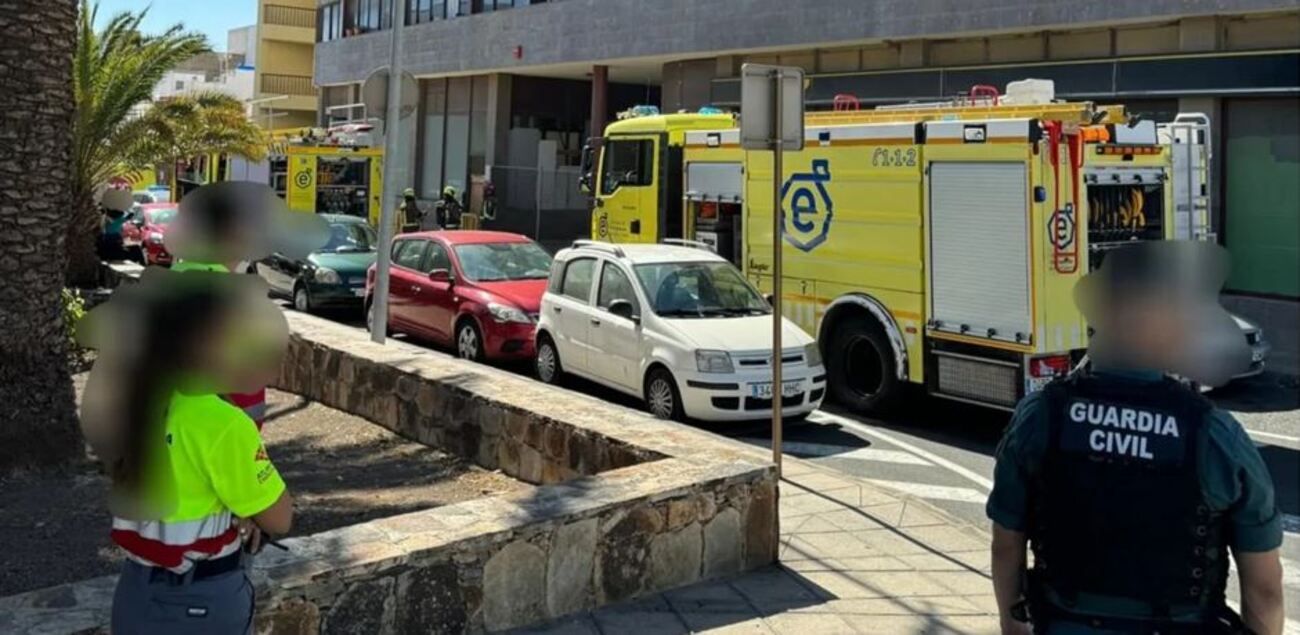 Un incendio obliga a desalojar un edificio con okupas en Vecindario