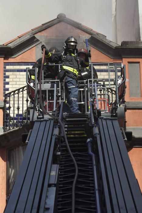 Incendio en un edificio de la calle Los Moros en Gijón