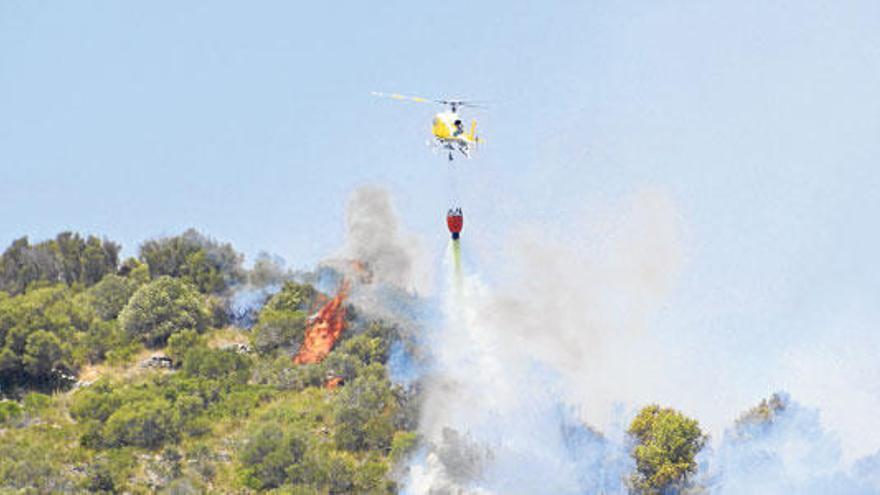 Blick auf Flammen und Rauch