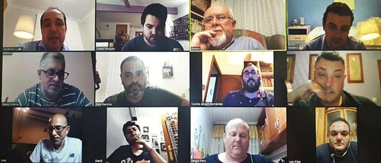 Los miembros de la junta fallera de Aldaia, ayer noche, en la reunión en la que decidieron suspender.