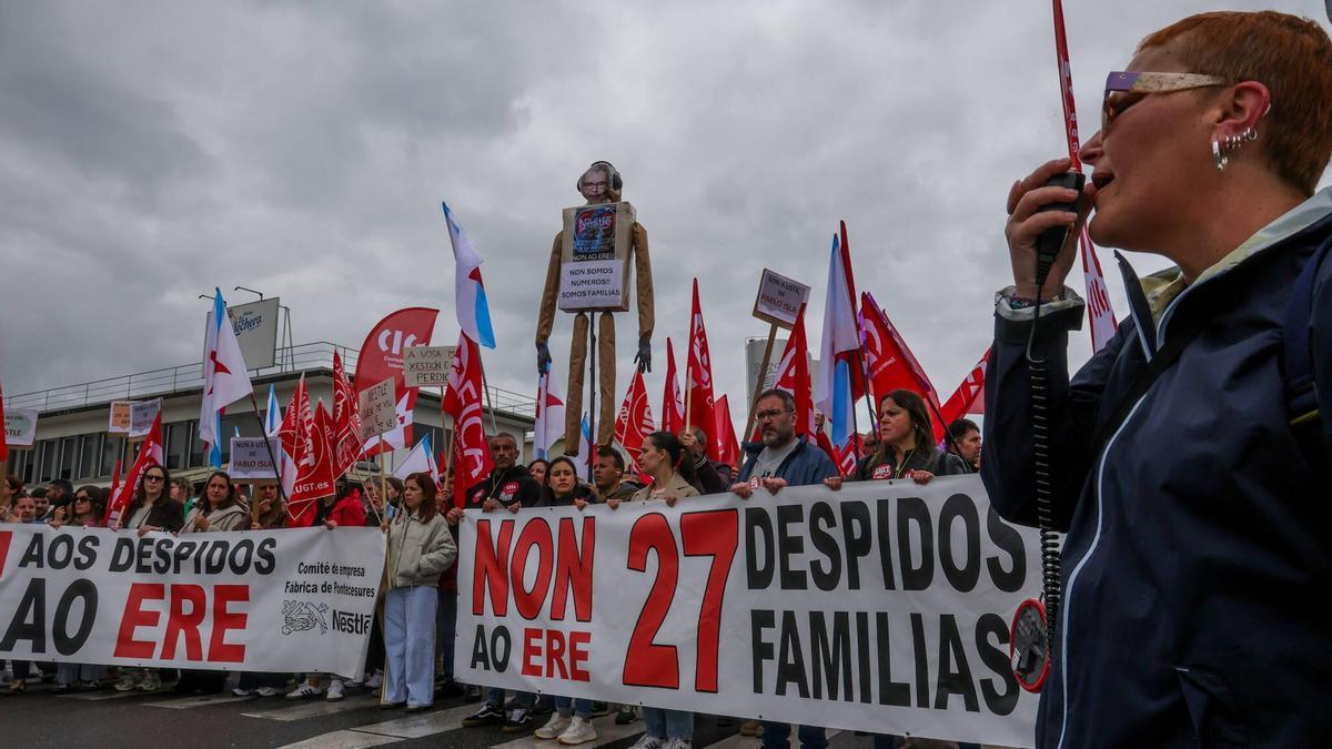Trabajadores de Nestle en Pontecesures protestan por los despidos anunciados en la empresa.