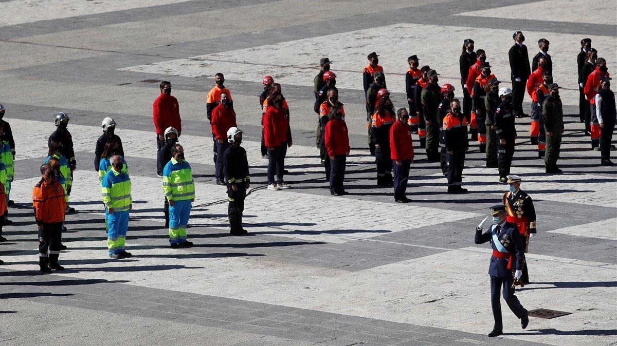 El rey Felipe saluda a miembros del cuerpo de bomberos y de emergencias