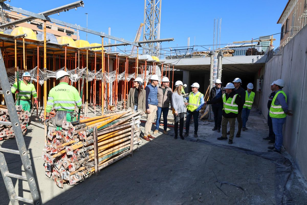 Parte de la Corporación Municipal visitaba las obras este lunes.