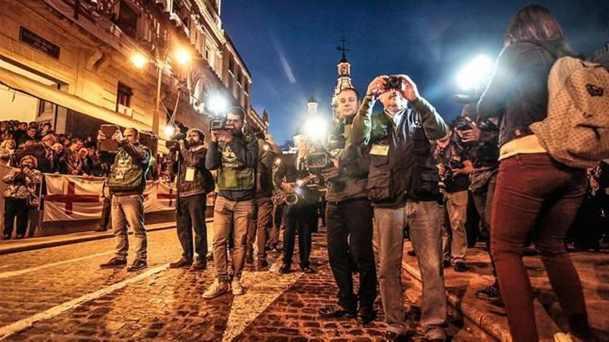 Un grupo de periodistas y medios gráficos trabajando en el primer acto de las Fiestas.