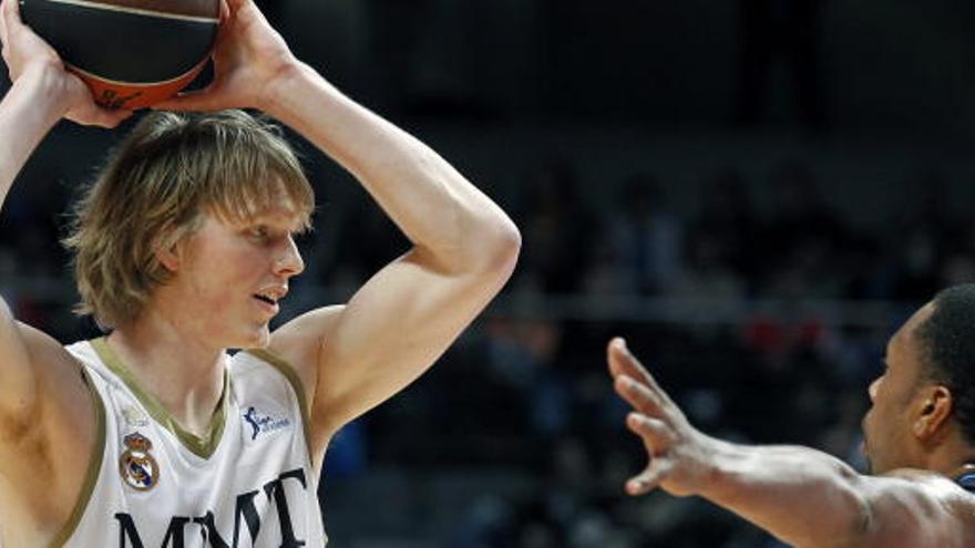 El alero estadounidense del Real Madrid Kyle Singler protege el balón ante su compatriota Antoine Wright.