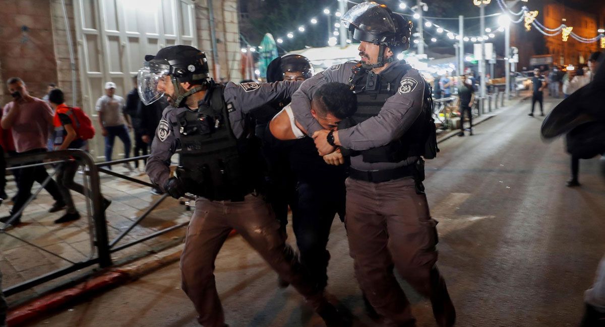 Policías israelíes se llevan a detenido a un palestino tras los disturbios en Jerusalén Este.