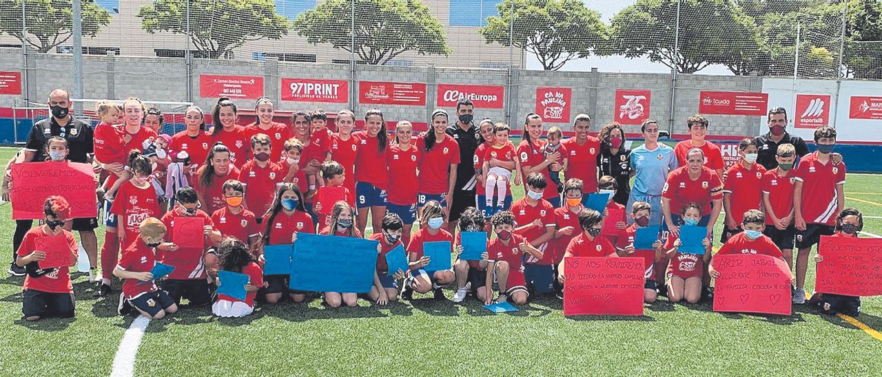 El Collerense femenino recibió ayer numerosas muestras de afecto en su despedida del fútbol profesional.