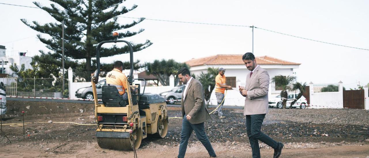 Josimar Hernández y Luis Yeray Gutiérrez inspeccionan el inicio de los trabajos. |