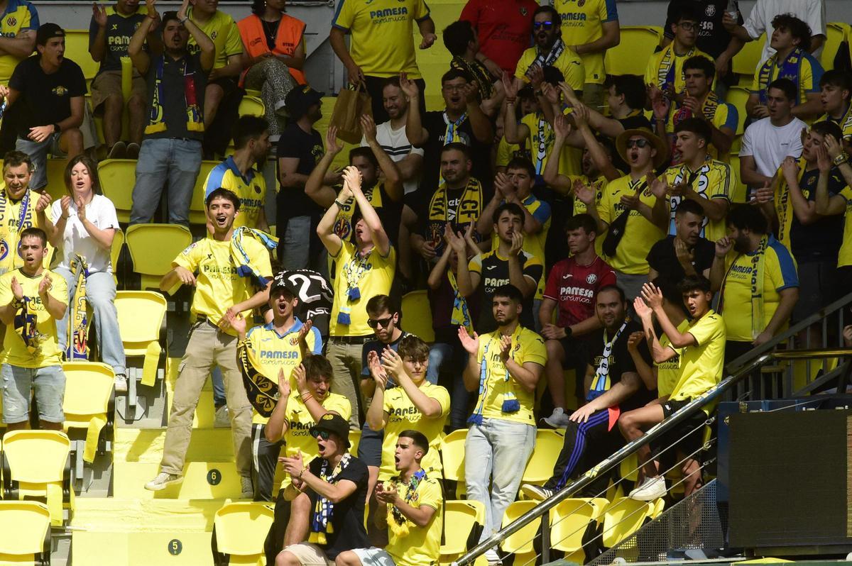 La afiicón del Villarreal disfrutó en el Estadio de la Cerámica ante Osasuna.