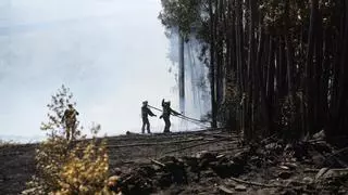 Dos incendios forestales en A Coruña la tarde del eclipse: los bomberos reciben alertas en Penamoa y a O Portiño y la Xunta despliega helicópteros