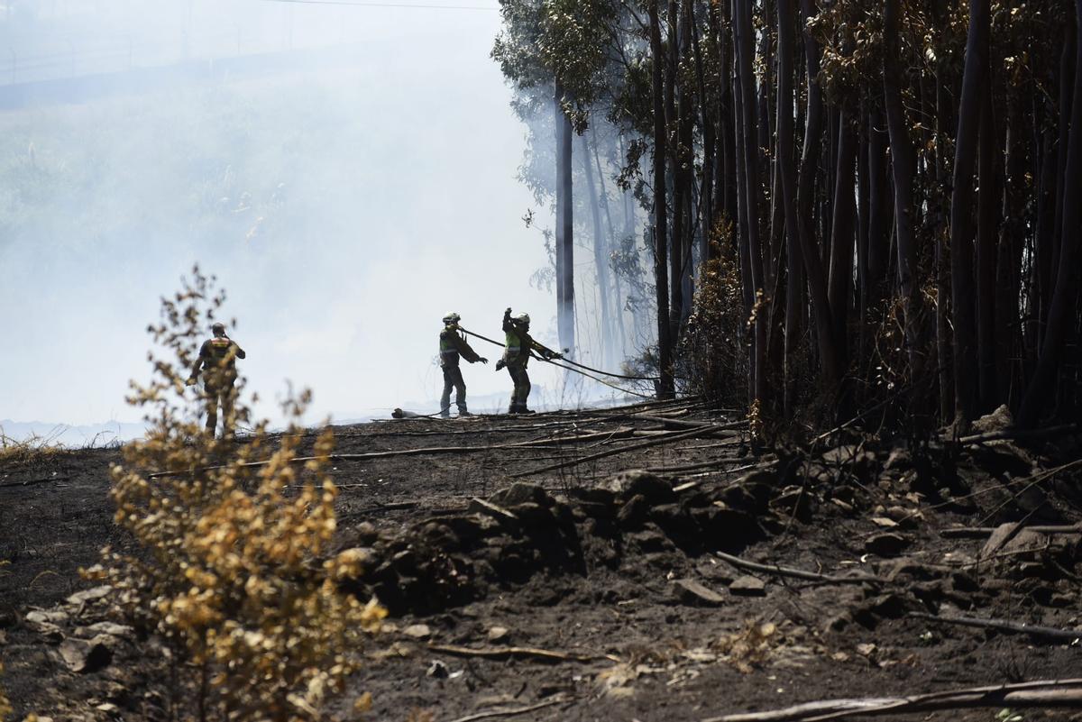 Los bomberos sofocan un incendio en As Rañas