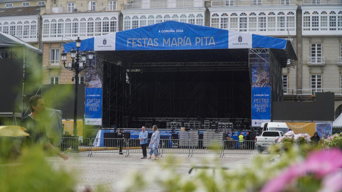 El escenario para las Noites de María Pita ya preparado para las fiestas.