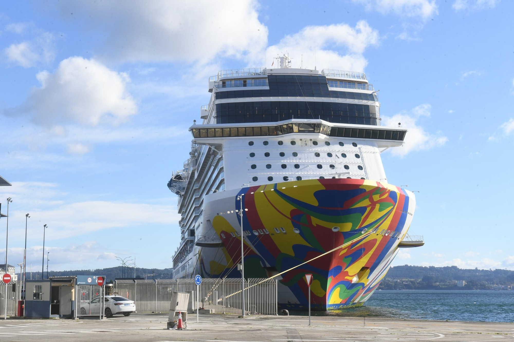 Una ciudad flotante con 4.200 pasajeros recala en el puerto de A Coruña
