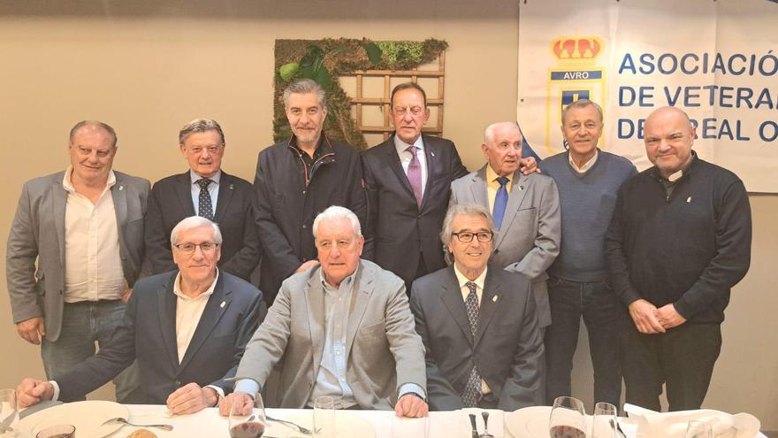 La Asociación de Veteranos del Real Oviedo celebra su tradicional comida anual y homenajea a varios exjugadores azules