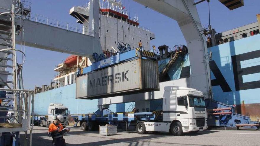 Descarga de contenedores de un buque de Maersk en la terminal de Marín. // Santos Álvarez