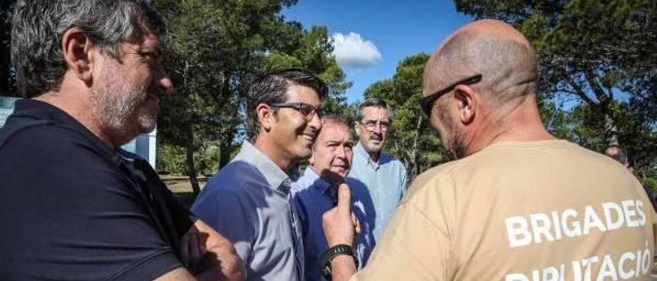 El presidente de la diputación, Jorge Rodríguez, en un acto con brigadistas.