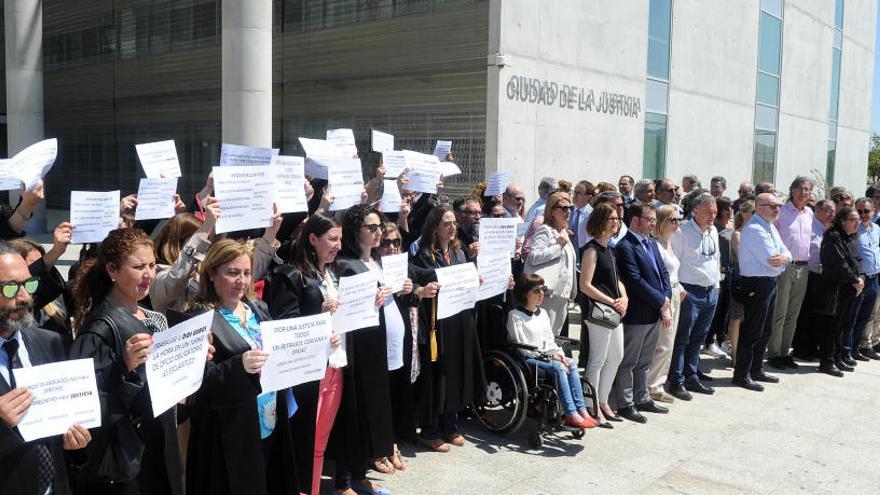 Jueces y fiscales se concentran en la puerta de la Ciudad de la Justicia de Murcia, en el paro del pasado mes de mayo.