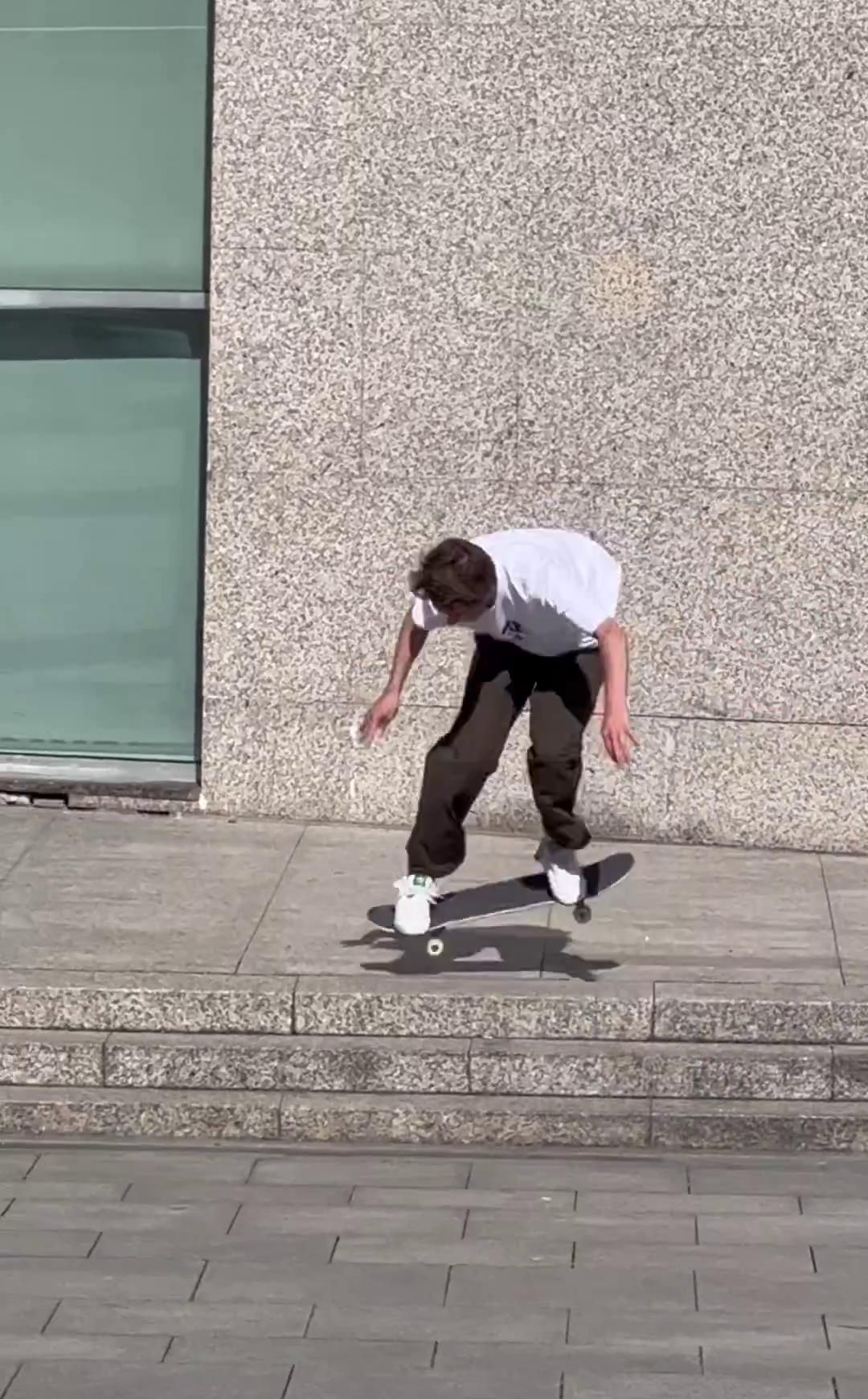 Los 'skaters' internacionales Miles Silvas, Mark Suciu y Mikel Vidal, en Vigo