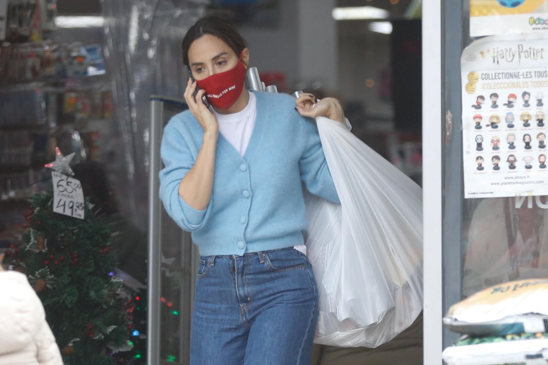 Tamara Falcó, con look con vaqueros y cardigan