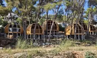 Construyen seis iglús junto a la Cueva de las Calaveras