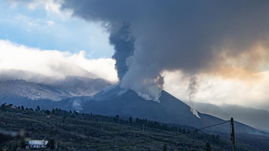 Actividad explosiva del volcán de La Palma desde el Mirador Astronómico del Llano del Jable