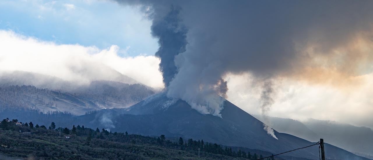 Actividad explosiva del volcán de La Palma desde el Mirador Astronómico del Llano del Jable