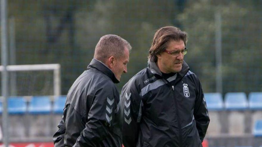 Sergio Egea, a la derecha, dialoga con su segundo entrenador, Carlos María Rodríguez.