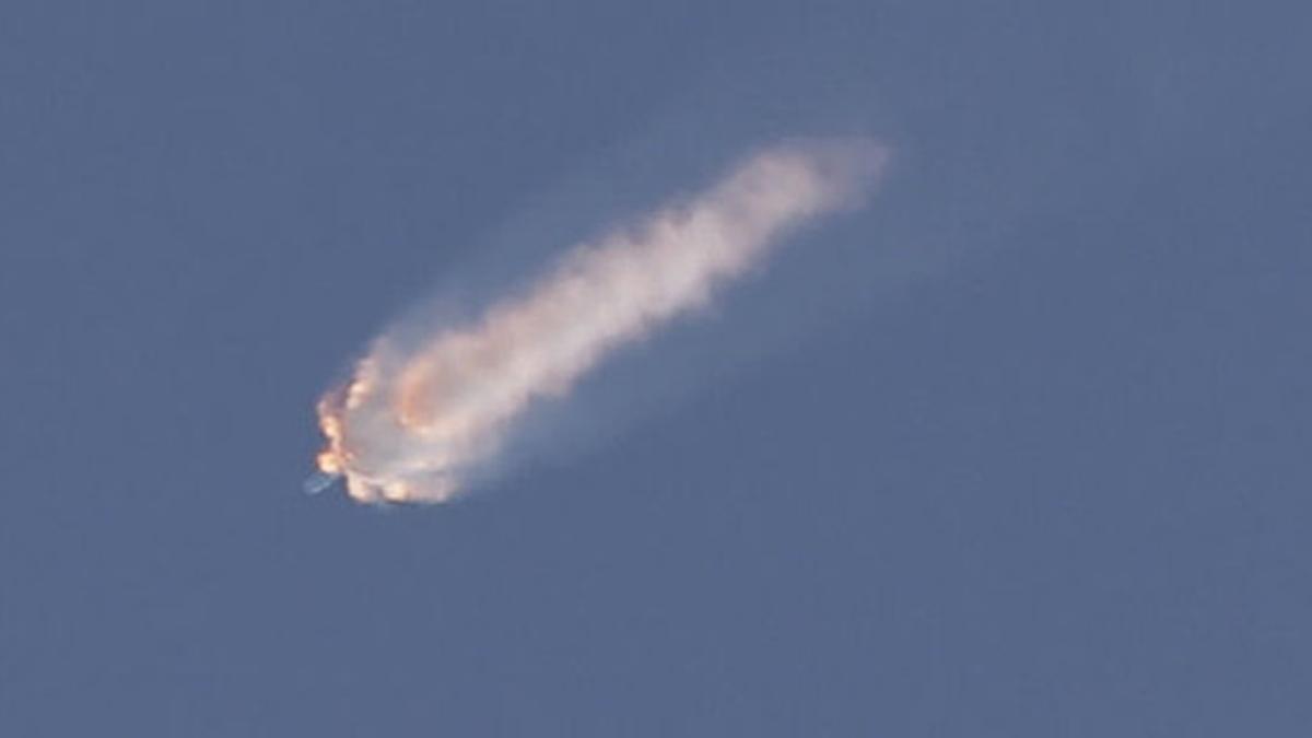 Momento de la explosión del cohete Space X Falcon 9, este domingo.