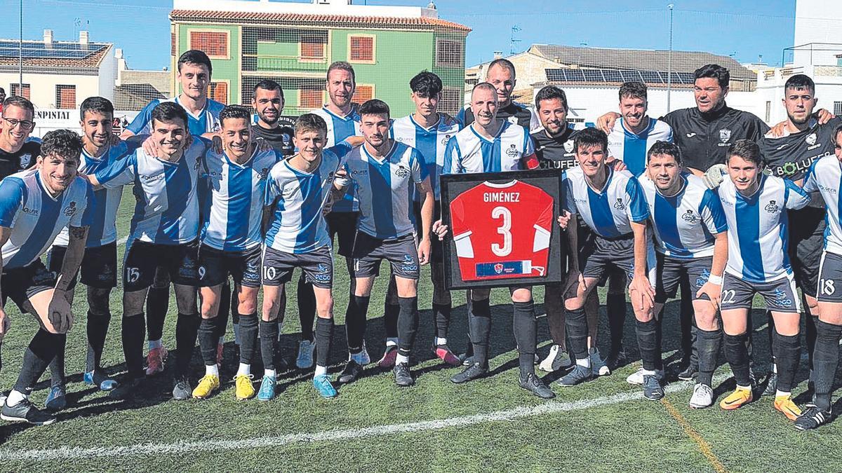 Giménez posando con sus compañeros y una camiseta conmemorativa