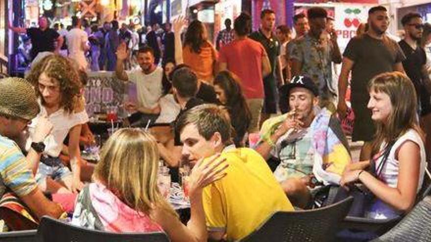 Turistas en las calles de Sant Antoni en pleno verano.