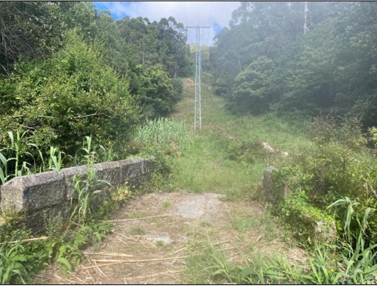 La colocación del tendido eléctrico tiró piedras de la Ponte de Barra que obstaculizan su cauce.