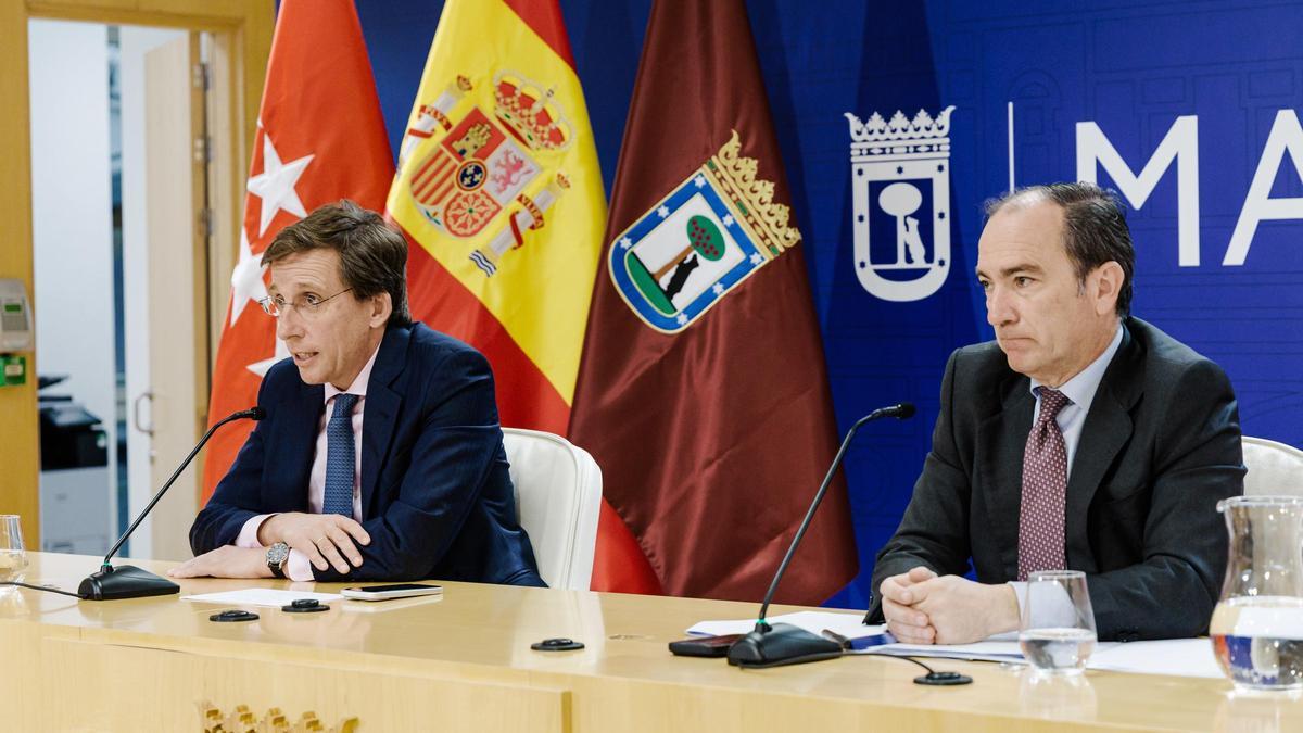 El alcalde de Madrid, José Luis Martínez-Almeida, junto al delegado de Área de Urbanismo, Borja Carabante