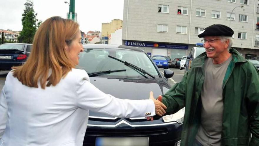 Ana Pastor saluda al portavoz de los emigrantes retornados de O Salnés en la estación.