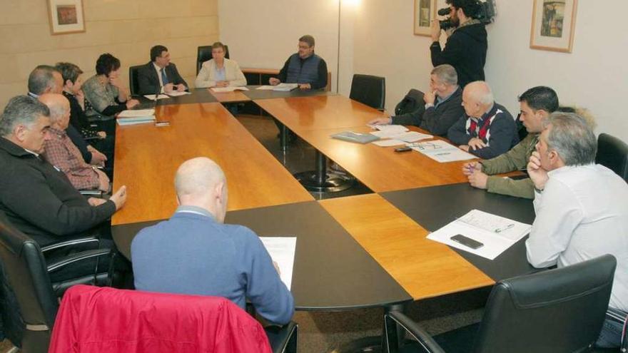 La conselleira y los representantes del cerco durante la reunión en San Caetano.