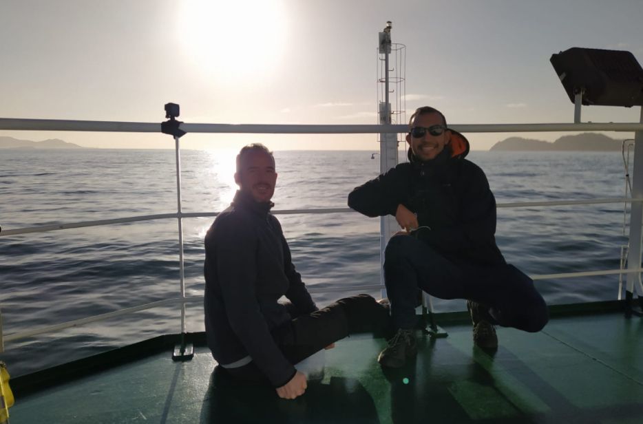 Antonio Fuentes y Paulo Alcaraz, tras partir del puerto de Vigo, con las Cíes al fondo.jpg