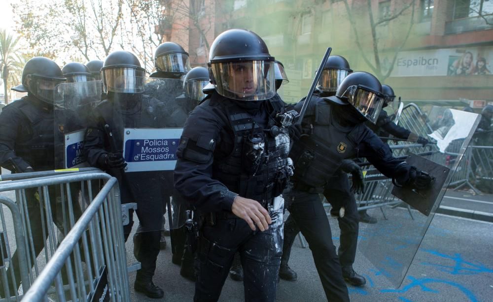 Tensió i enfrontaments entre Mossos i manifestants al centre de Barcelona