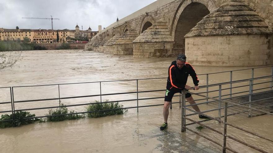 La crecida de un arroyo obligó anoche a evacuar seis viviendas en la barriada del Ángel