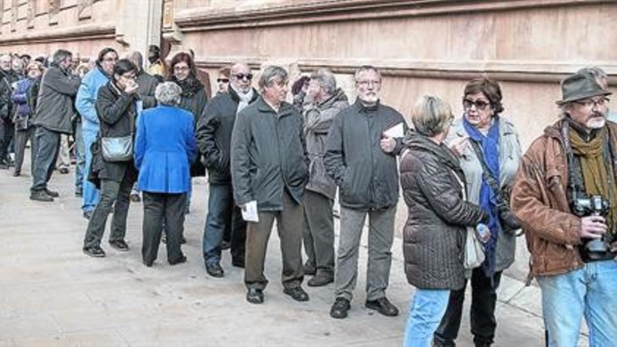 Afluencia masiva 8 Imagen de los alrededores del TSJC, ayer a mediodía, con la cola de personas que querían autoinculparse.