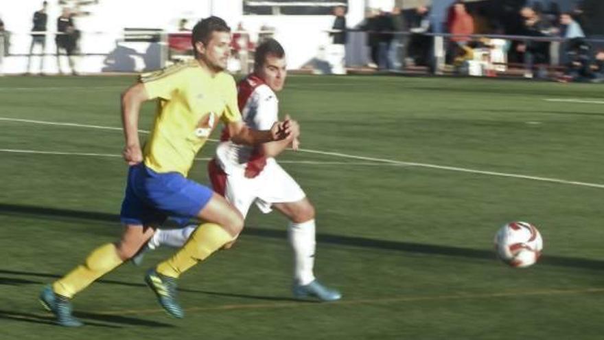 Un lance del Benigànim-Dénia, el sábado en el Municipal.