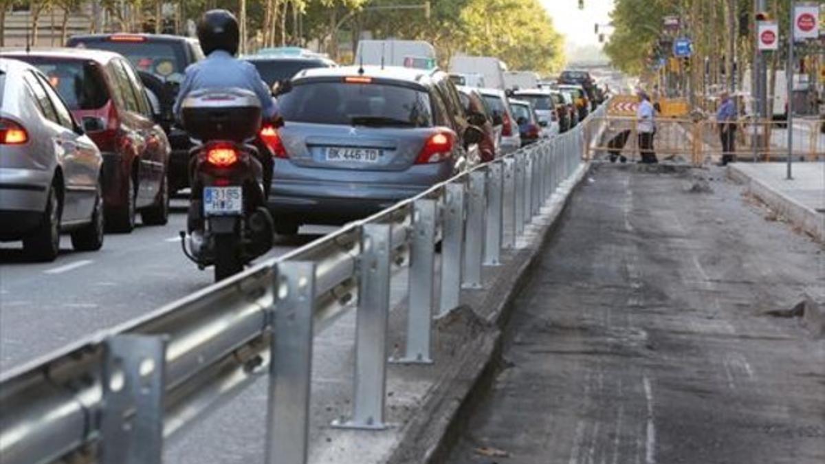 El guardarraíles de la Gran Via, entre las plazas de Espanya y Cerdà, para separar el tráfico de las obras, ayer.