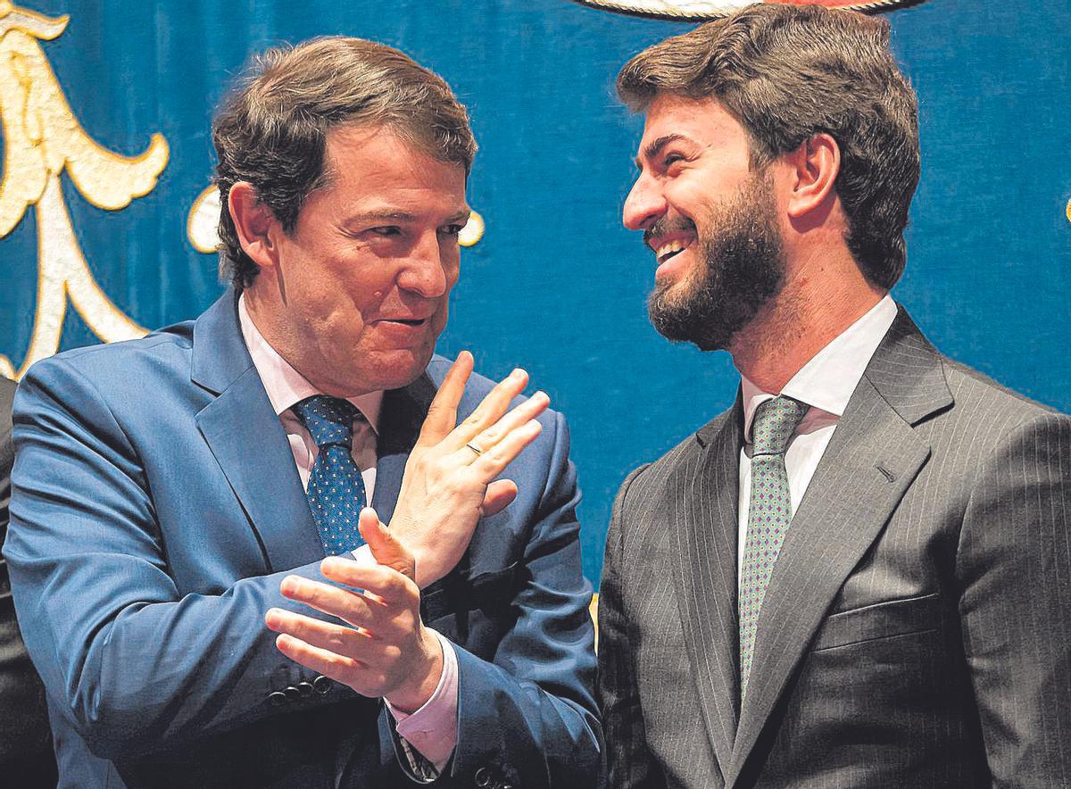 El presidente de la Junta de Castilla y León, Alfonso Fernández Mañueco (PP), y Juan García-Gallardo (Vox).-FOTODELDIA- GRAF4230. VALLADOLID, 20/04/2022.- El presidente de la Junta de Castilla y León, Alfonso Fernández Mañueco (i), conversa con el vicepresidente, Juan García-Gallardo (Vox), durante el acto de toma de posesión de los miembros del nuevo Gobierno en Castilla y León tras la coalición entre el PP y Vox, este miércoles en Valladolid. EFE/ Raúl García