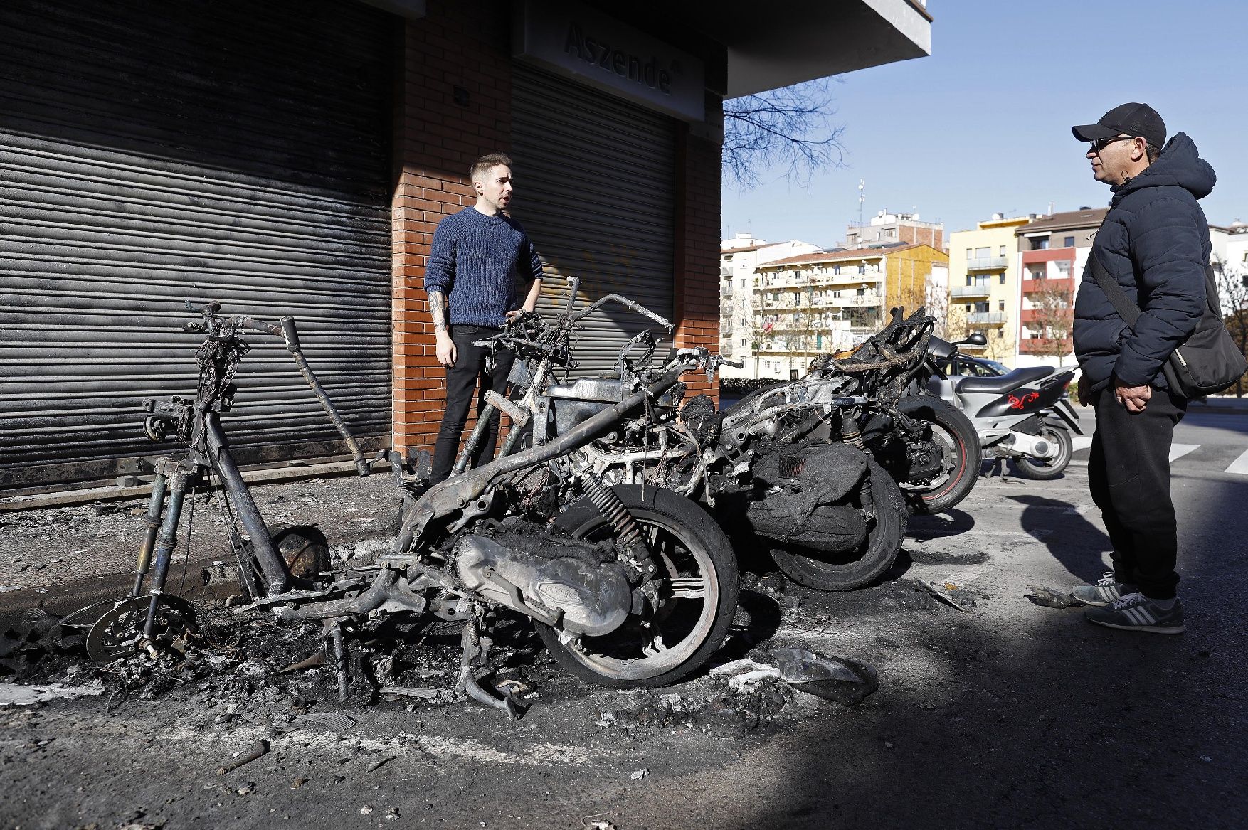 Sis incendis de contenidors acaben amb cinc cotxes i tres motos cremades i afectacions en façanes