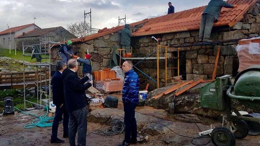 Un momento de la visita realizada a las obras en la mañana de ayer. // Iñaki Abella