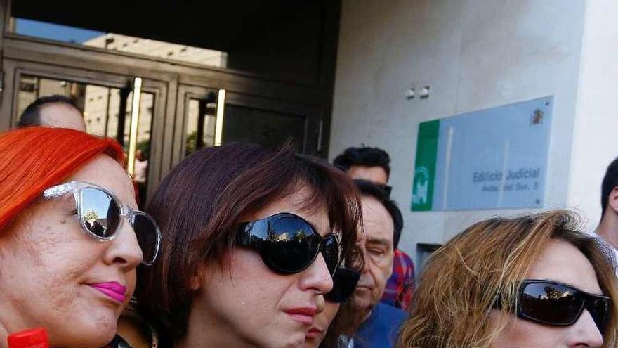 Juana Rivas, arropada tras su declaración en el juzgado el pasado mes de septiembre.